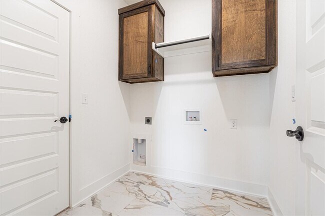 Building Photo - 6900 SW High Meadow Blvd