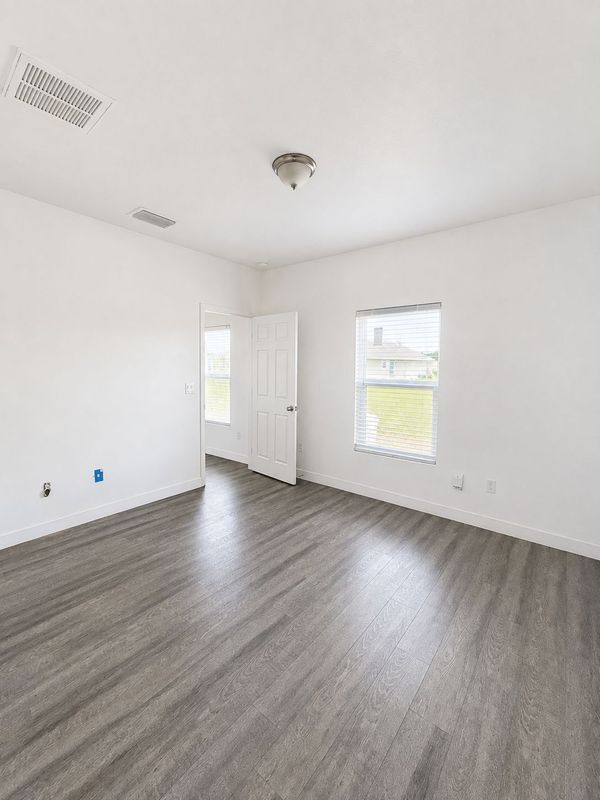 Building Photo - 837 NE 15th Ln