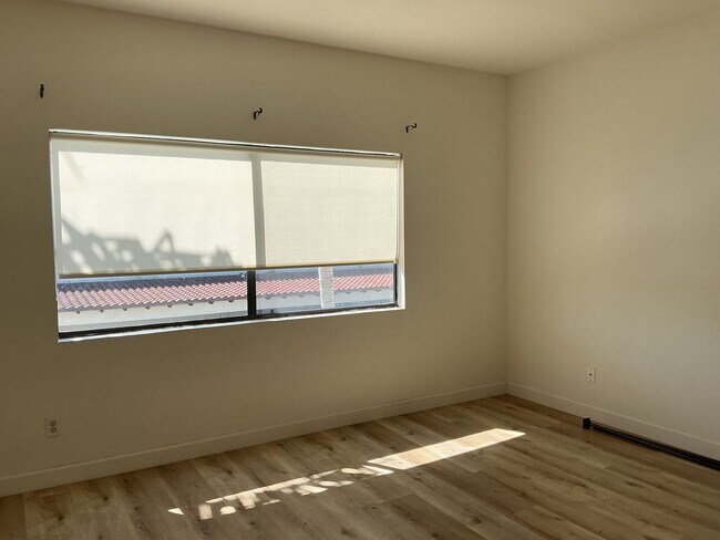 Building Photo - Los Caballeros #526