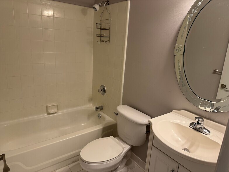 Building Photo - 2916 Davison Ave