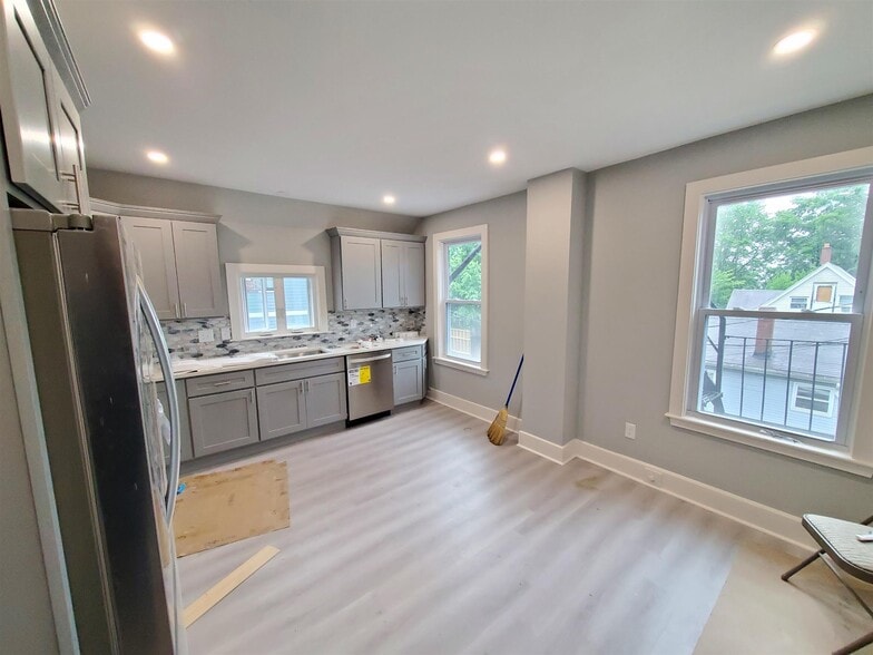 Building Photo - 146 Highland Ave