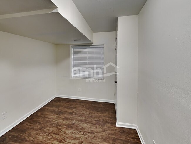 Building Photo - 522 N 8th Ct