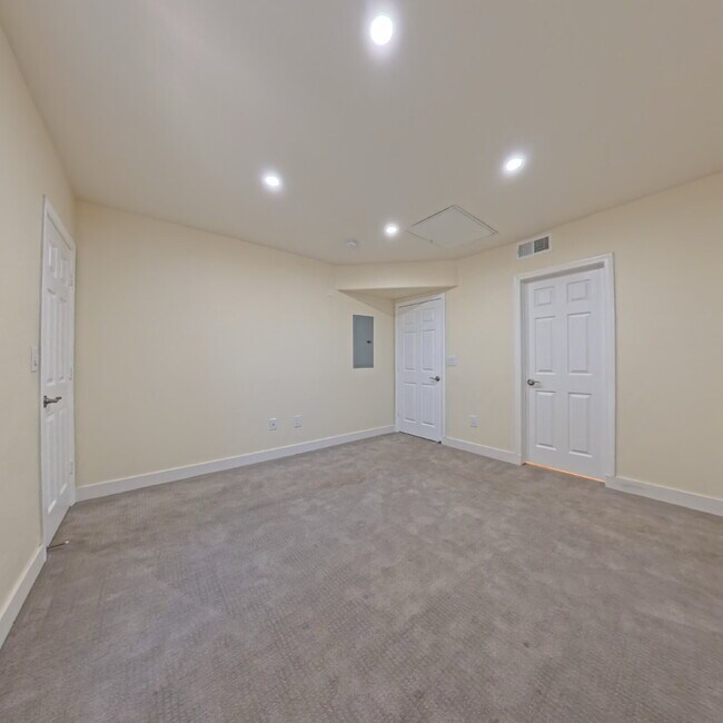 Building Photo - Charming 2nd Floor Unit In Gated Community!