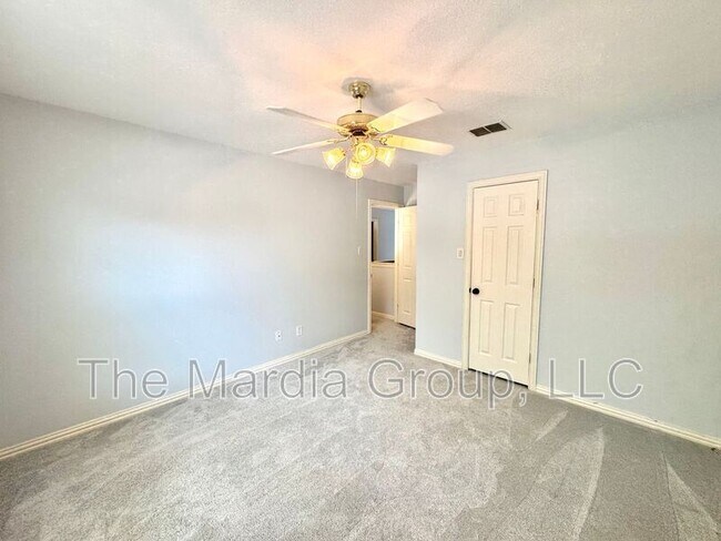 Building Photo - 1631 Clarke Springs Dr