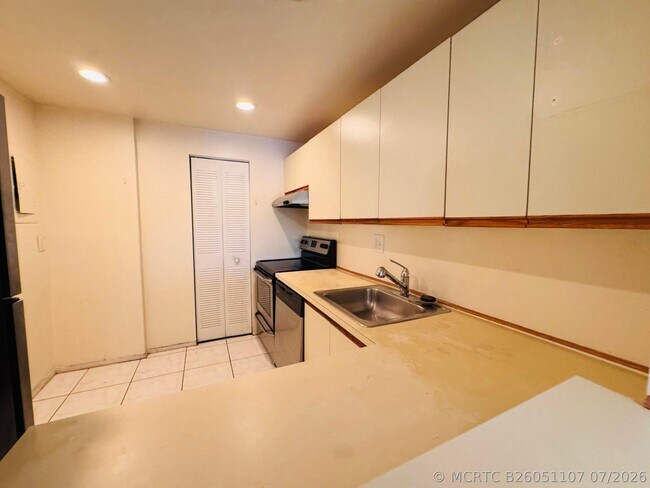 Building Photo - 8025 S Colony Cir
