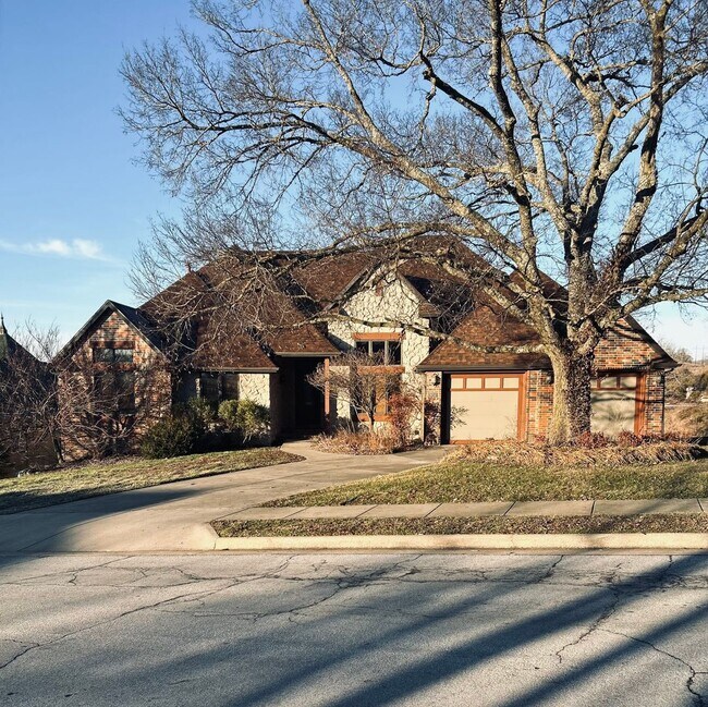 Building Photo - Gorgeous Home Located on Rivercut Golf Cou...