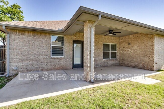 Building Photo - 2200 Alta Vista Ln
