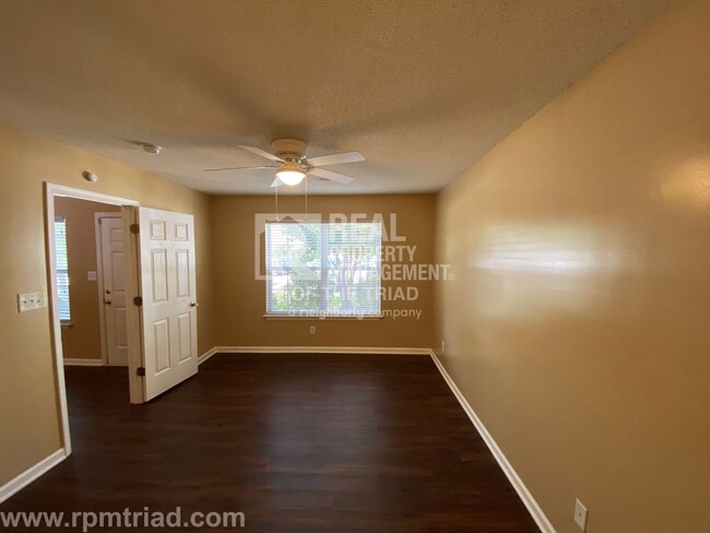 Building Photo - *Move In Special* Spacious 2BR/2.5BA End U...