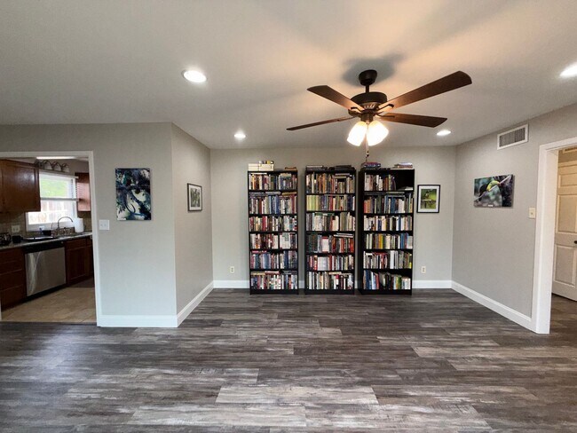 Building Photo - Spacious 3 Bedroom 2 Bath home AVAILABLE NOW!