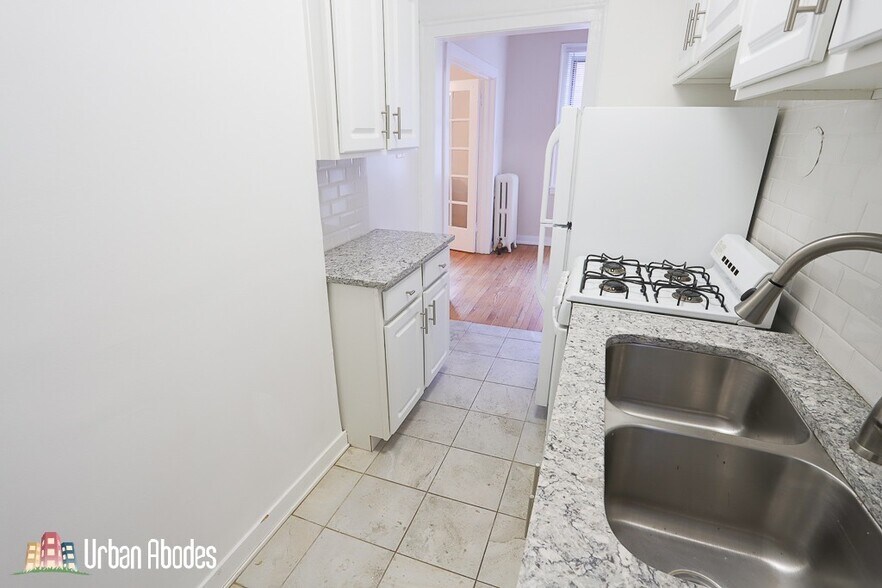 Building Photo - 547 W Surf St