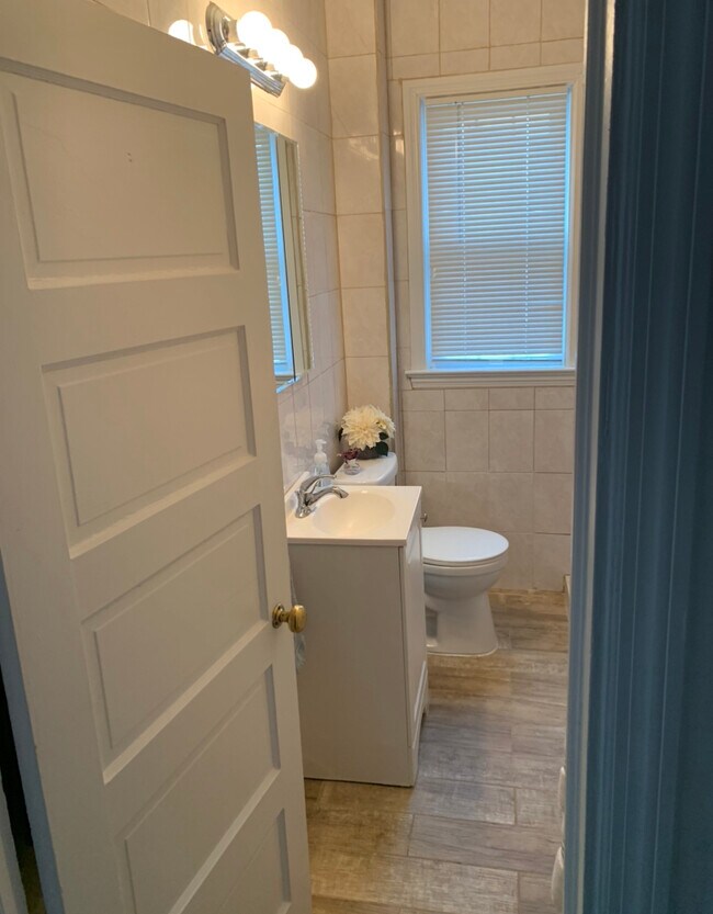 Building Photo - 6 Laurel Ave