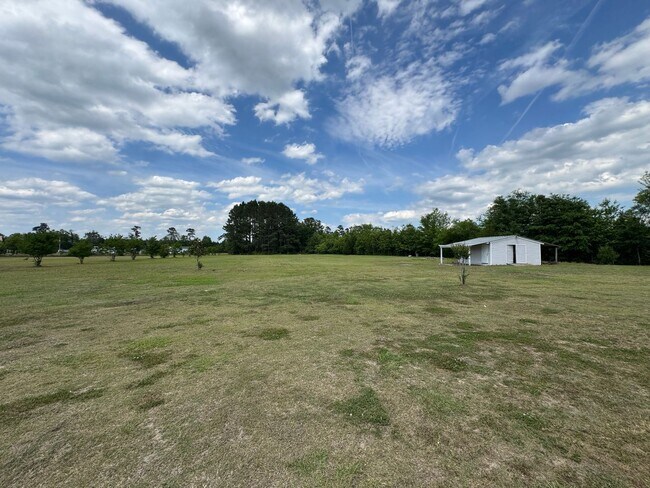 Building Photo - Loris - 3 Bedroom / 2 Bathroom Manufacture...
