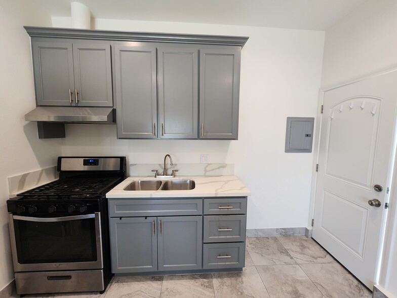 Building Photo - 9852 Cabanas Ave