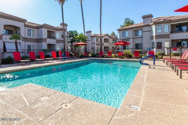 Building Photo - Fully furnished 2 bedroom 2 bathroom unit ...
