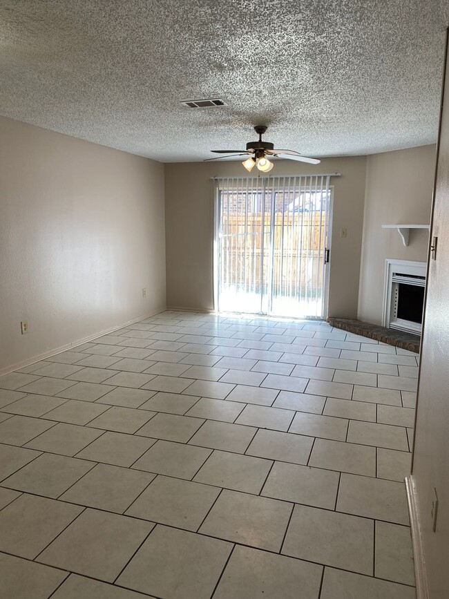 Building Photo - 2 bedroom 2 bath town home in a gated comm...