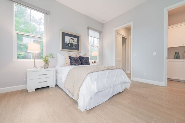 Building Photo - Fully Renovated 2 Bed, 2.5 Bath + Den Single Story Home Available NOW in Eastwood Village in Irvine!