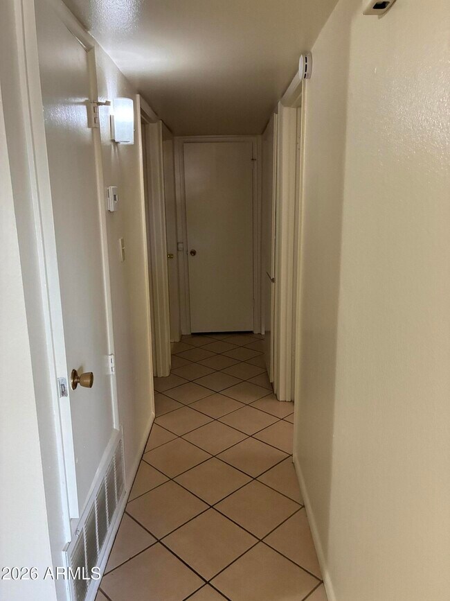 Building Photo - 1439 W Huntington Dr