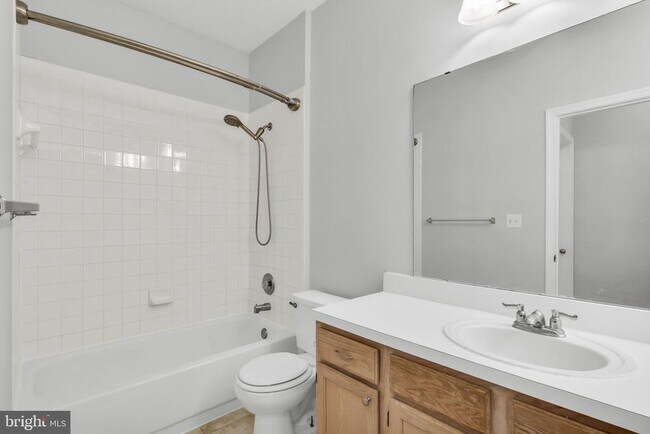 Building Photo - 1701 Lake Shore Crest Dr