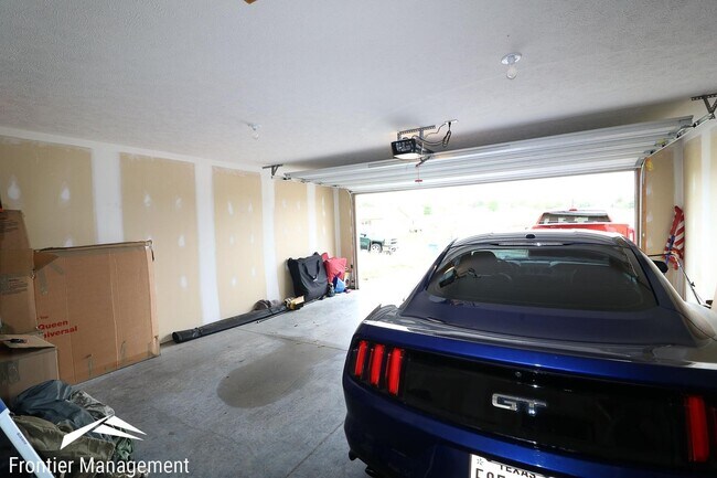 Building Photo - Beautiful 3 bedroom home just minutes from...