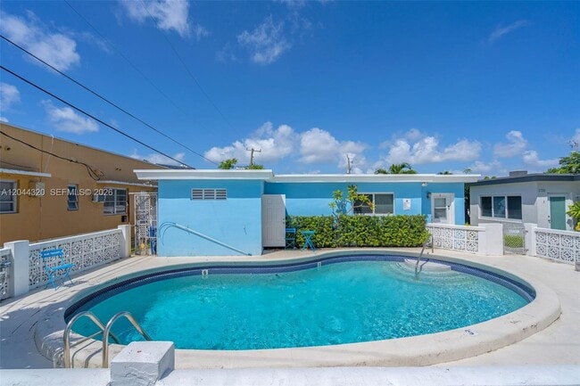 Building Photo - 2120 Biarritz Dr