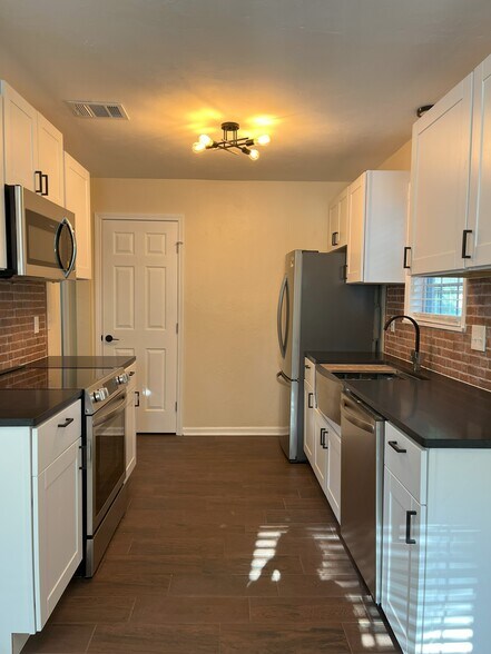 Primary Photo - 728 Pointe Ct