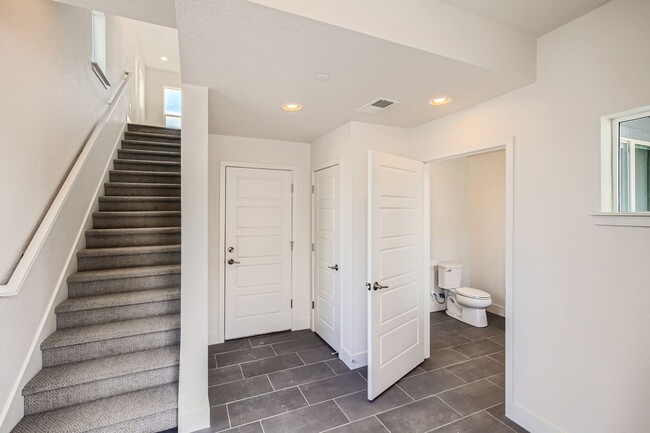 Building Photo - Stylish 3 bed/4 bath Town Home
