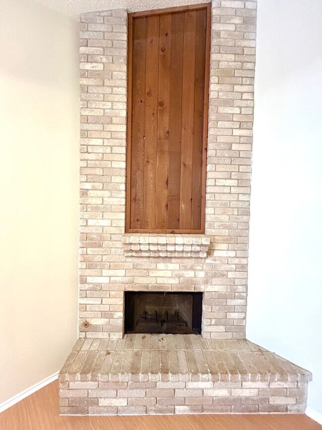 Building Photo - MUST SEE! Spacious Duplex With Garage & Google Fiber Access!