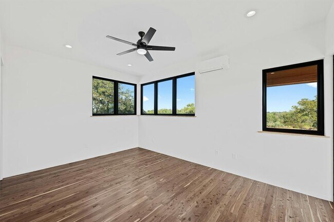 Building Photo - 1802 Man O War Dr