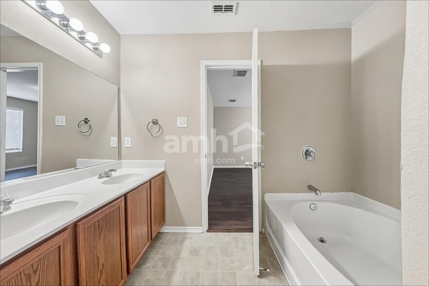 Building Photo - 1120 Boxwood Dr