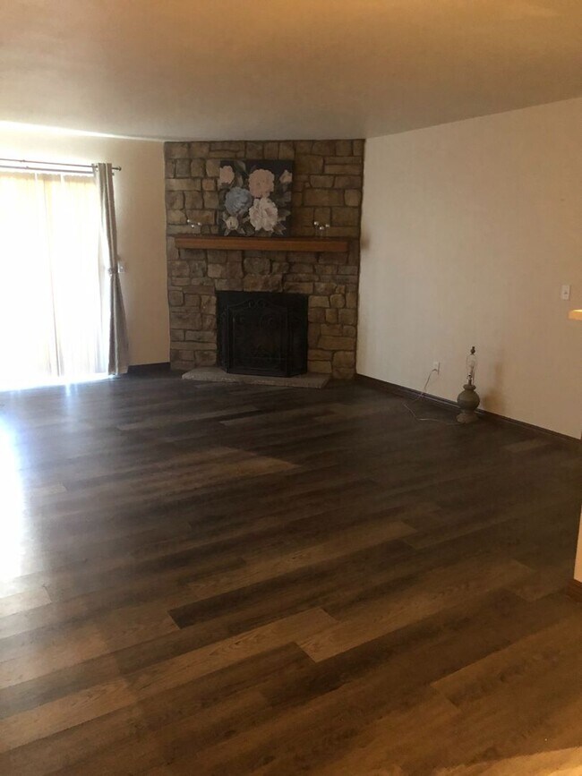 Building Photo - Spacious 2-bedroom Condo-Ground level!