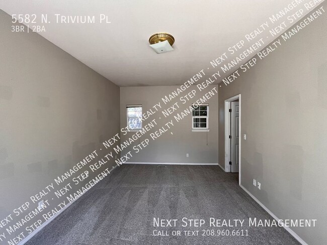 Building Photo - 3 Bed 2 Bath Townhome - NO SECURITY DEPOSI...