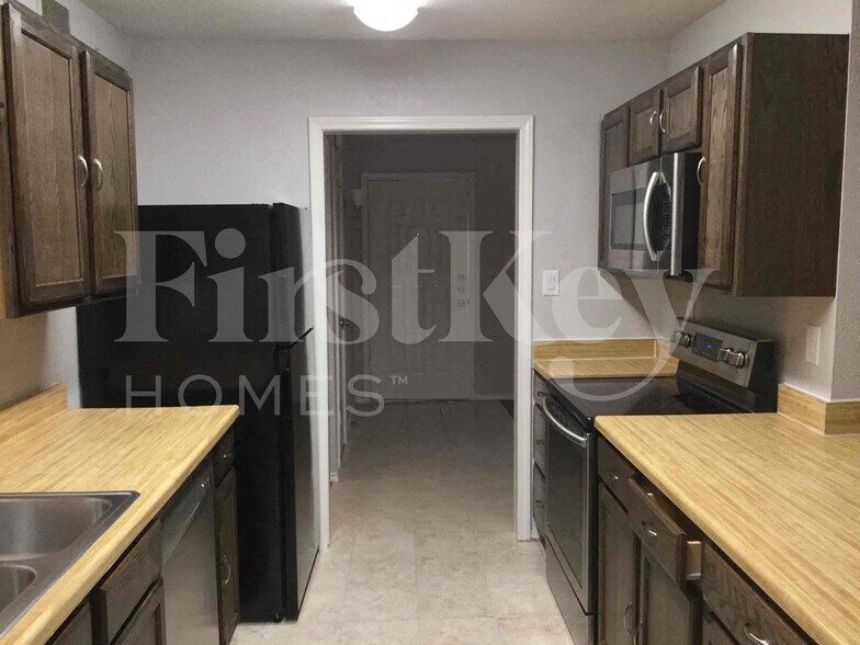 Building Photo - 717 Redbud Dr