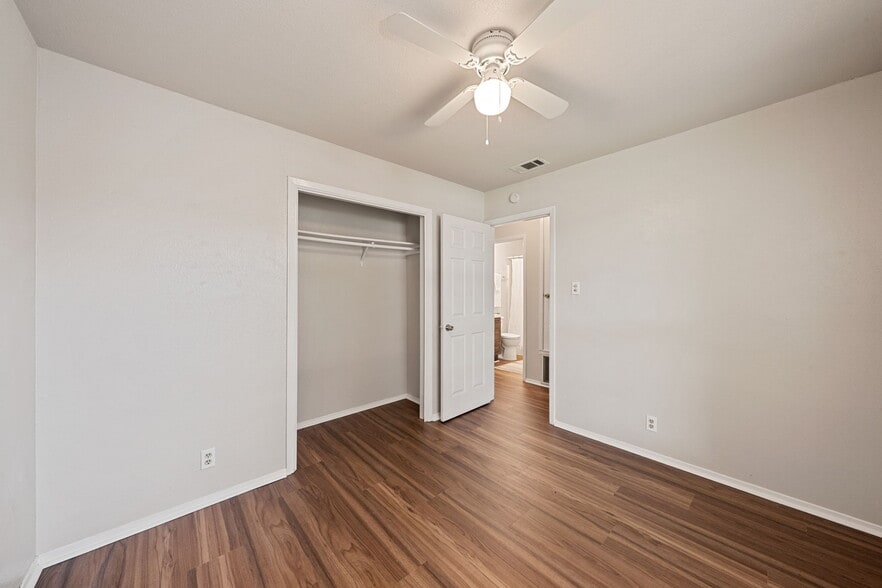 Building Photo - 703 Country Aire Dr