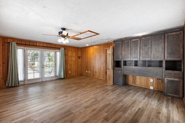 Building Photo - Welcome to your Pool/Lake Home!