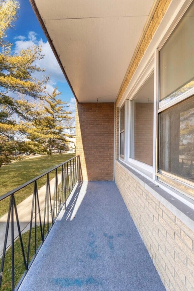 Building Photo - 6419 S Oak Park Ave