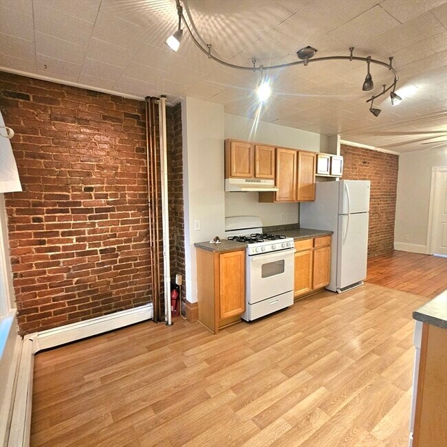 Building Photo - 18 Mead St