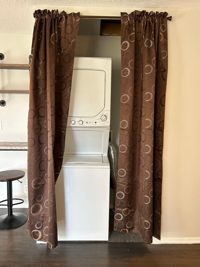 Building Photo - Updated Charmer