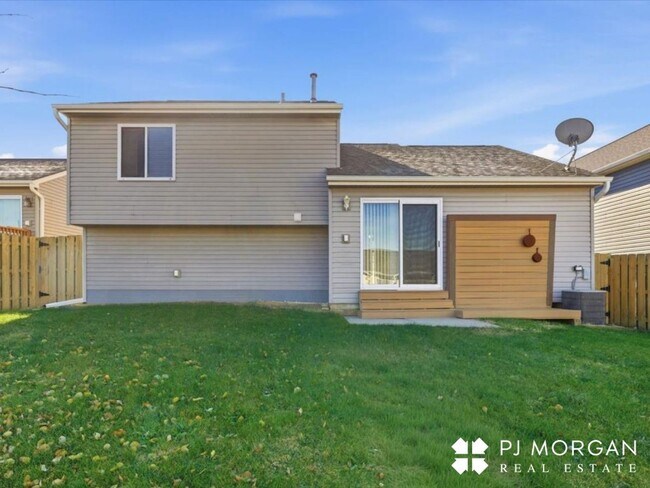 Building Photo - 19378 V St