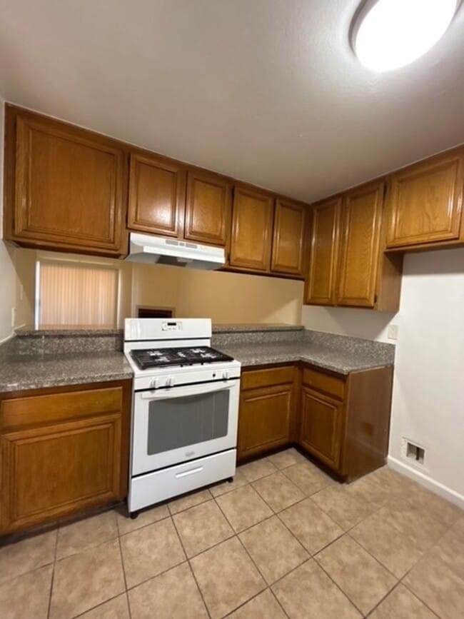 Building Photo - SPACIOUS 2 BDRM, 2 BA WITH HIGH CEILING!