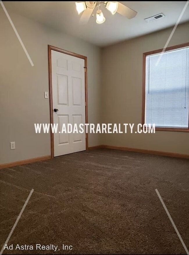 Building Photo - Spacious and Affordable Duplex in Peculiar-Available in JUNE!!