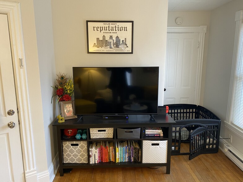 Living Room - 3052 California St NE