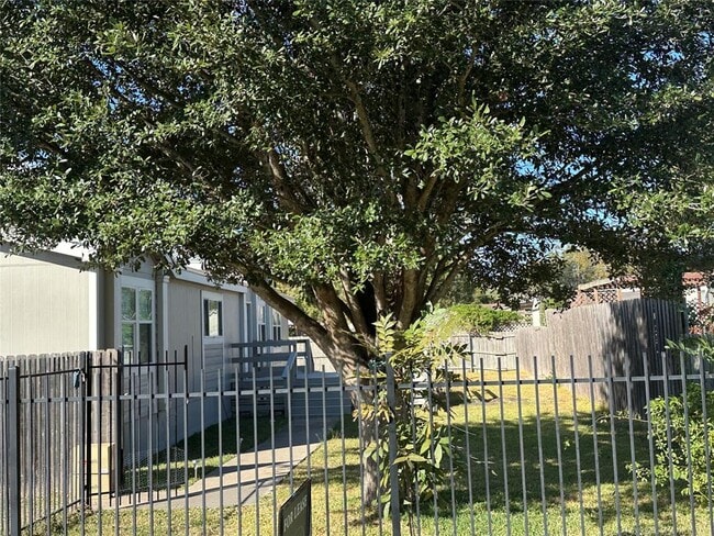 Building Photo - 104 Ramirez St