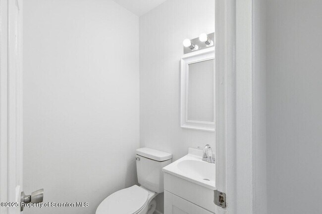 Building Photo - 1273 Chateau Dr