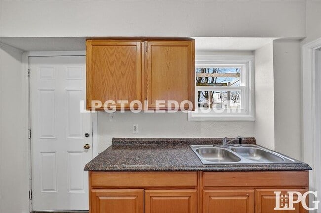 Building Photo - 1434 Kedron St