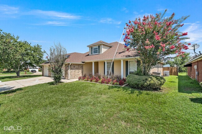 Building Photo - 4 Bedroom 2 Bath with Pool!!!
