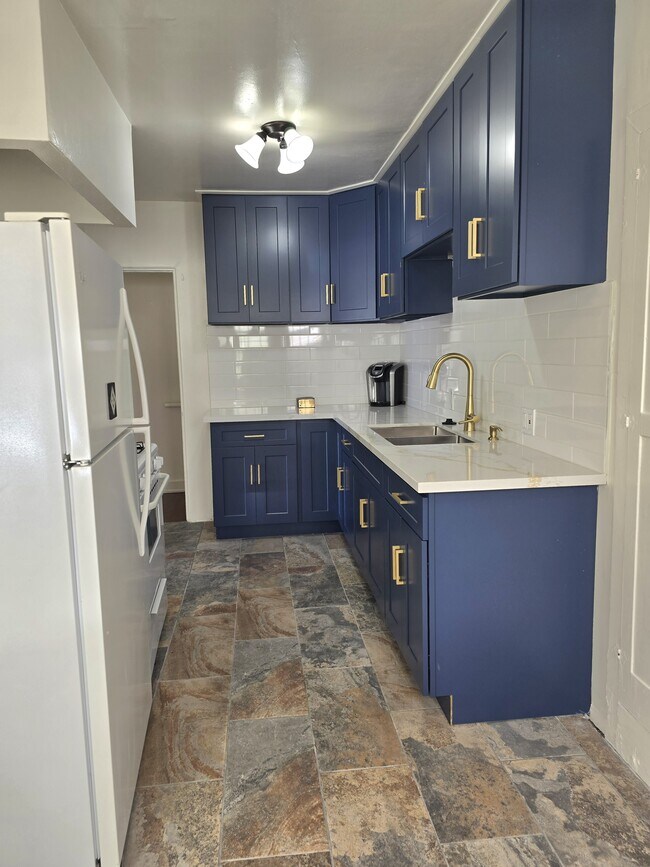 Newly remodled kitchen - 2338 N Cahuenga Blvd