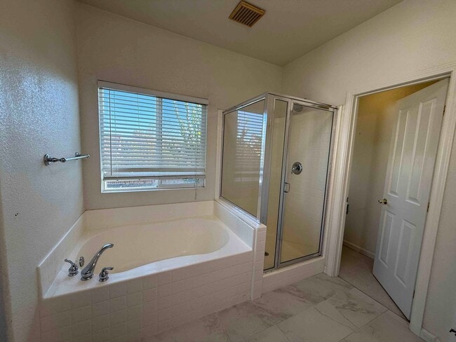 Building Photo - Spacious Cresleigh Ranch Home Near Schools...