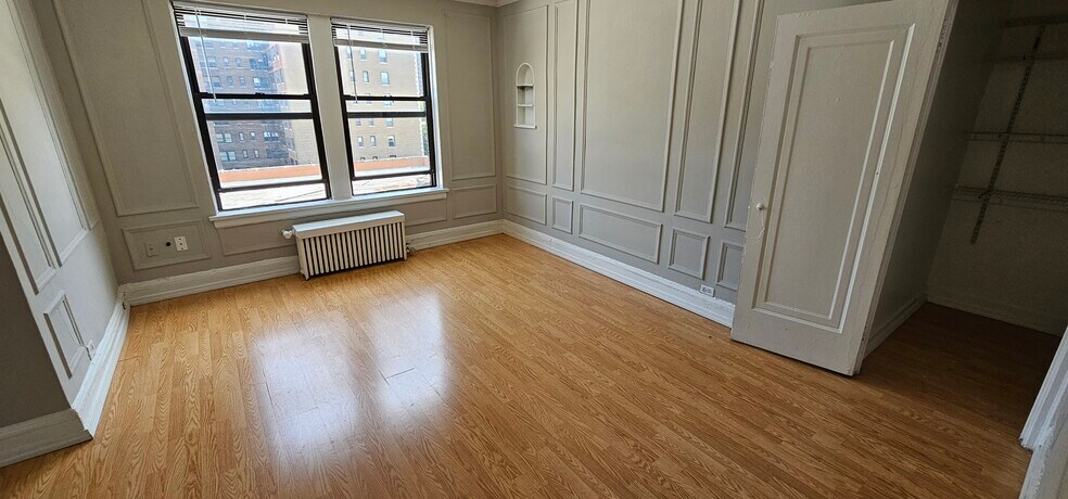 Building Photo - 429 W Wellington Ave