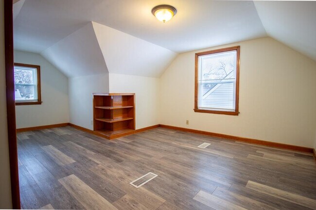 Building Photo - 212 E 142nd Pl