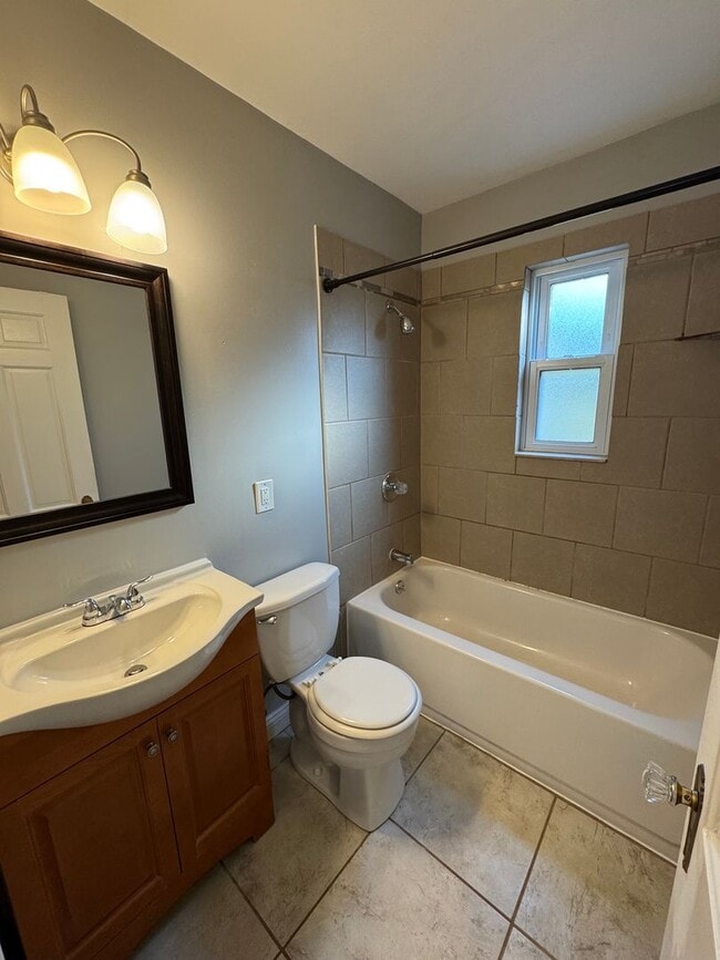 Building Photo - 3 bed 2 bath Berkley bungalow with garage ...